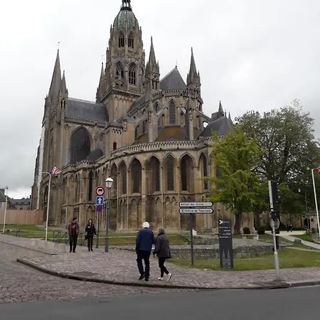 Dday 80e A Cote De La Cathedrale Apartamento *